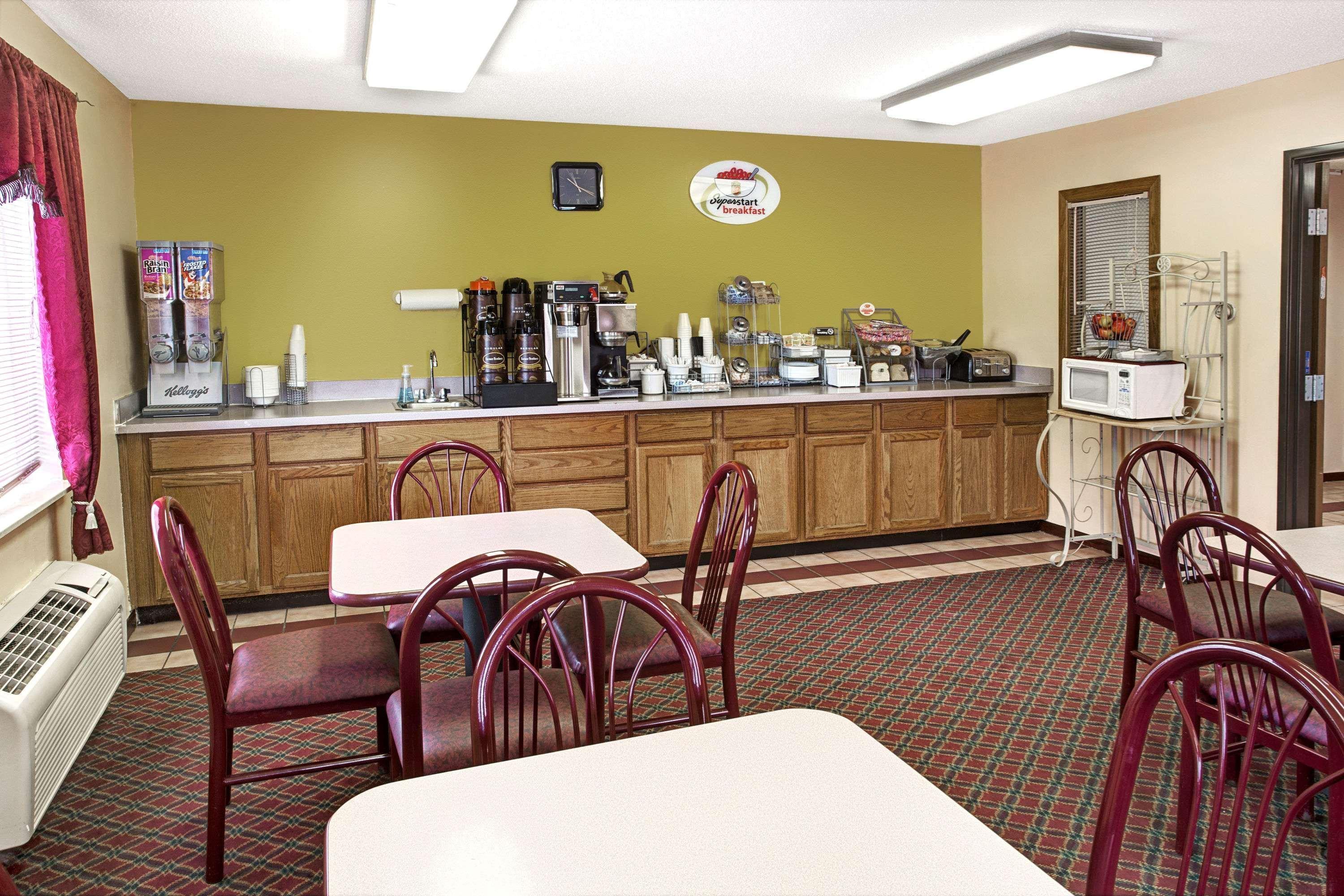 Hotel Super 8 By Wyndham Heath/newark 2*